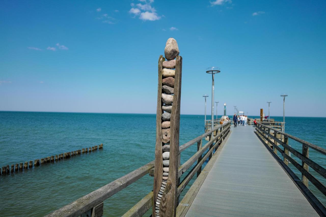 Ferienwohnungen Meerfarbig Zingst - Haustierfrei -Terrasse Mit Strandkorb Oder Balkon - E-Ladesaeule - Parkplatz - Wlan - Fahrradschuppen - Waschtrockner - Ruhig Und Zentral - Nichtraucher Εξωτερικό φωτογραφία