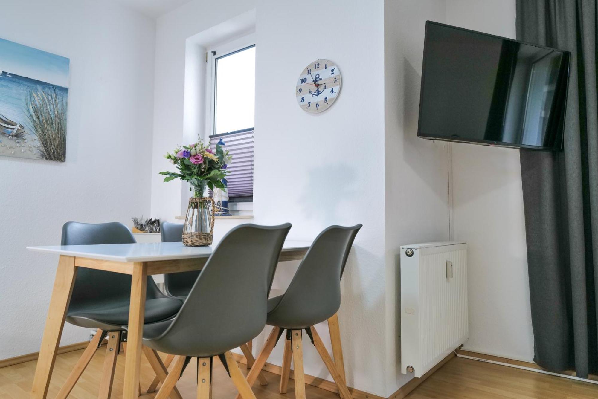 Ferienwohnungen Meerfarbig Zingst - Haustierfrei -Terrasse Mit Strandkorb Oder Balkon - E-Ladesaeule - Parkplatz - Wlan - Fahrradschuppen - Waschtrockner - Ruhig Und Zentral - Nichtraucher Εξωτερικό φωτογραφία