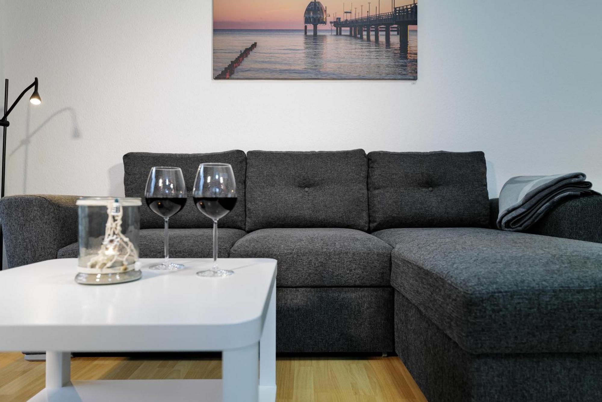 Ferienwohnungen Meerfarbig Zingst - Haustierfrei -Terrasse Mit Strandkorb Oder Balkon - E-Ladesaeule - Parkplatz - Wlan - Fahrradschuppen - Waschtrockner - Ruhig Und Zentral - Nichtraucher Εξωτερικό φωτογραφία
